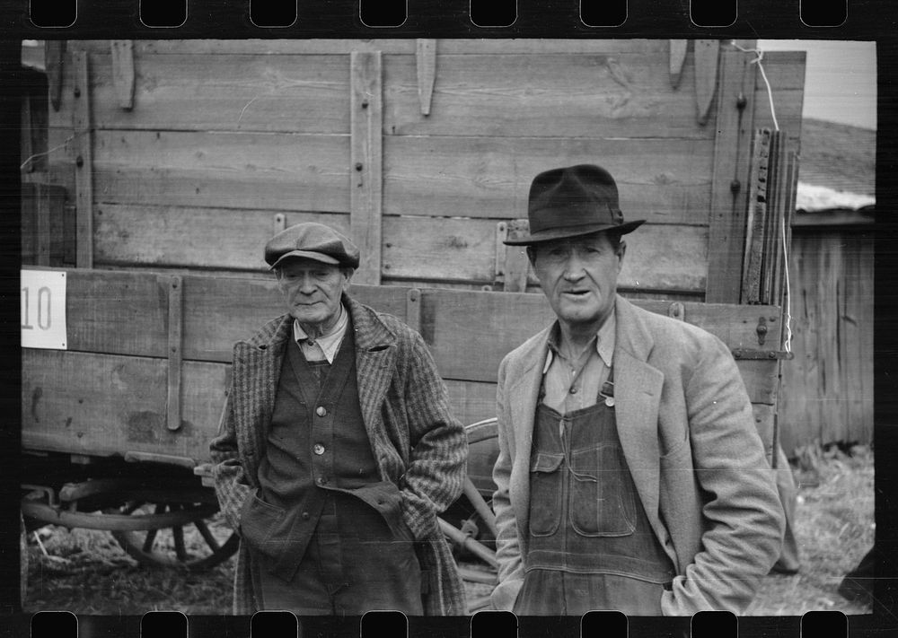 Farmers at cornhusking contest, Marshall County, Iowa. Sourced from the Library of Congress.