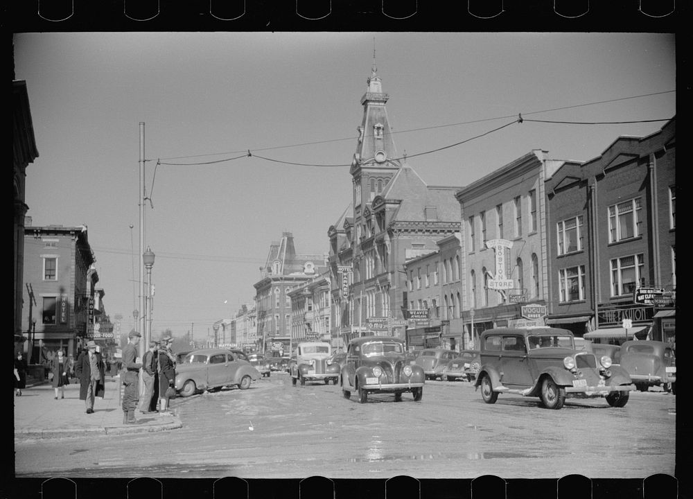 [Untitled photo, possibly related to: Main street, Chillicothe, Ohio]. Sourced from the Library of Congress.