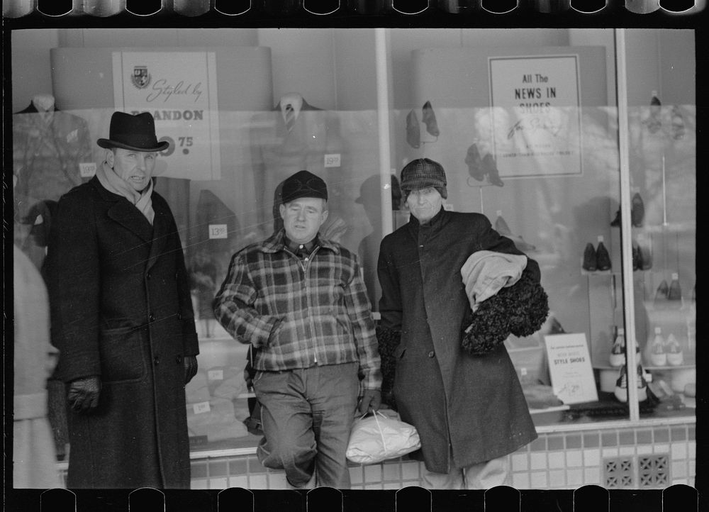 Farmers shopping, Marshalltown, Iowa. Sourced from the Library of Congress.