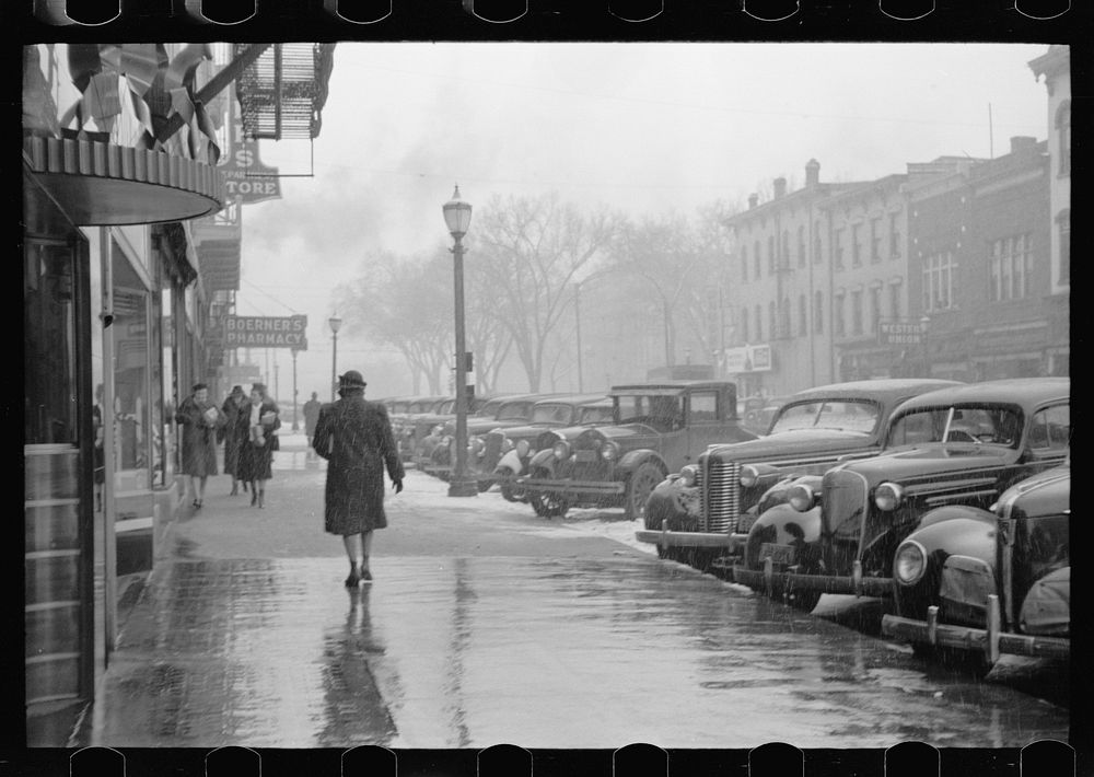 Main street, Iowa City, Iowa. Sourced from the Library of Congress.