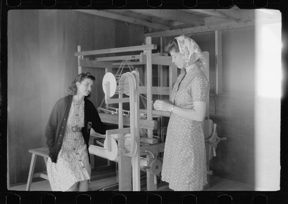 Campers' wives in weaving shop, FSA (Farm Security Administration) camp, Sinton, Texas. Sourced from the Library of Congress.