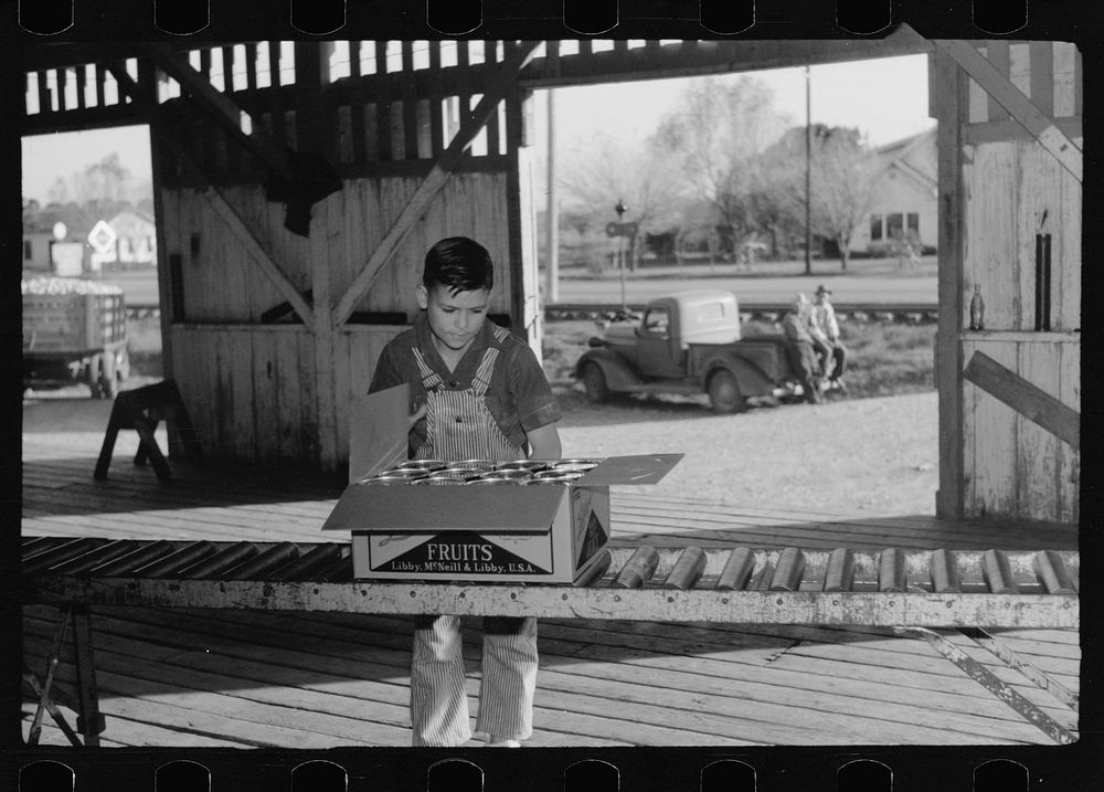 Canned grapefruit juice, packing shed Free Photo rawpixel