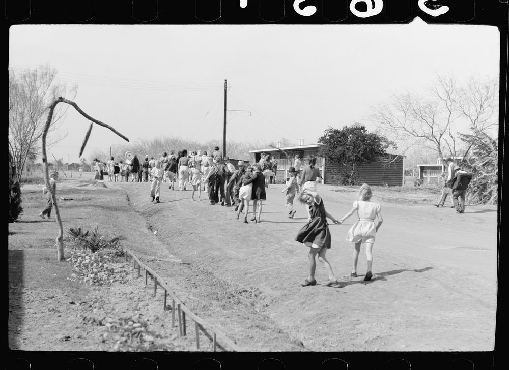 [Untitled photo, possibly related to: Noonday recess, elementary school, FSA (Farm Security Administration) camp, Weslaco…