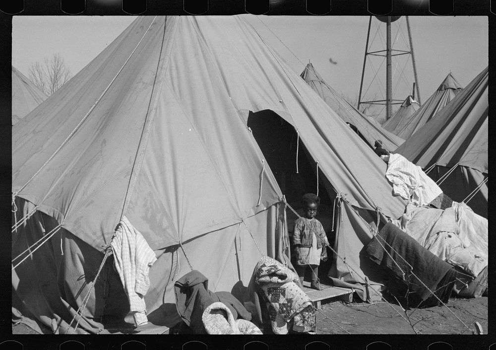 Young flood refugee in the camp at Forrest City, Arkansas. Sourced from the Library of Congress.