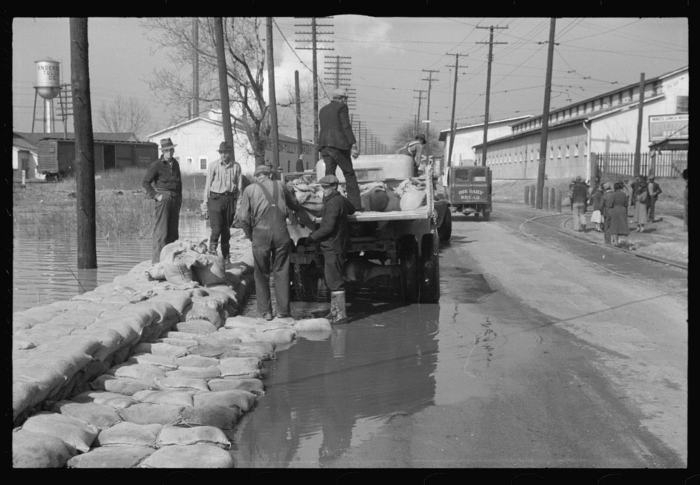 Workers on the levee during the flood, Memphis, Tennessee. Sourced from the Library of Congress.