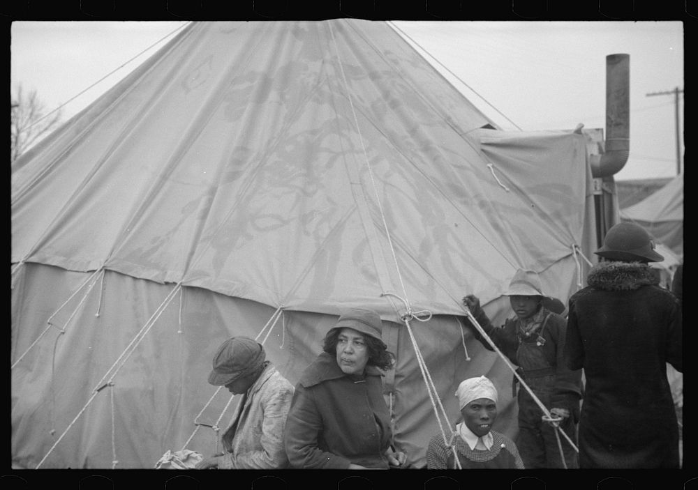 [Untitled photo, possibly related to: Flood refugees lined up and waiting for food at Marianna, Arkansas, refugee camp].…