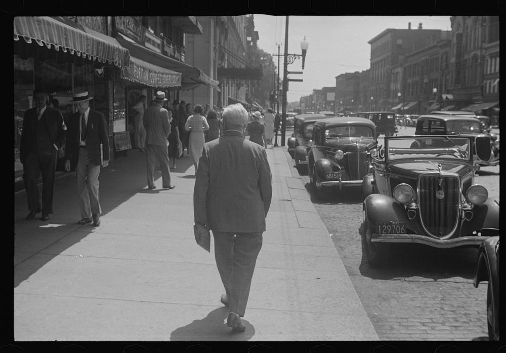 [Untitled photo, possibly related to: Street scene, Manchester, New Hampshire]. Sourced from the Library of Congress.
