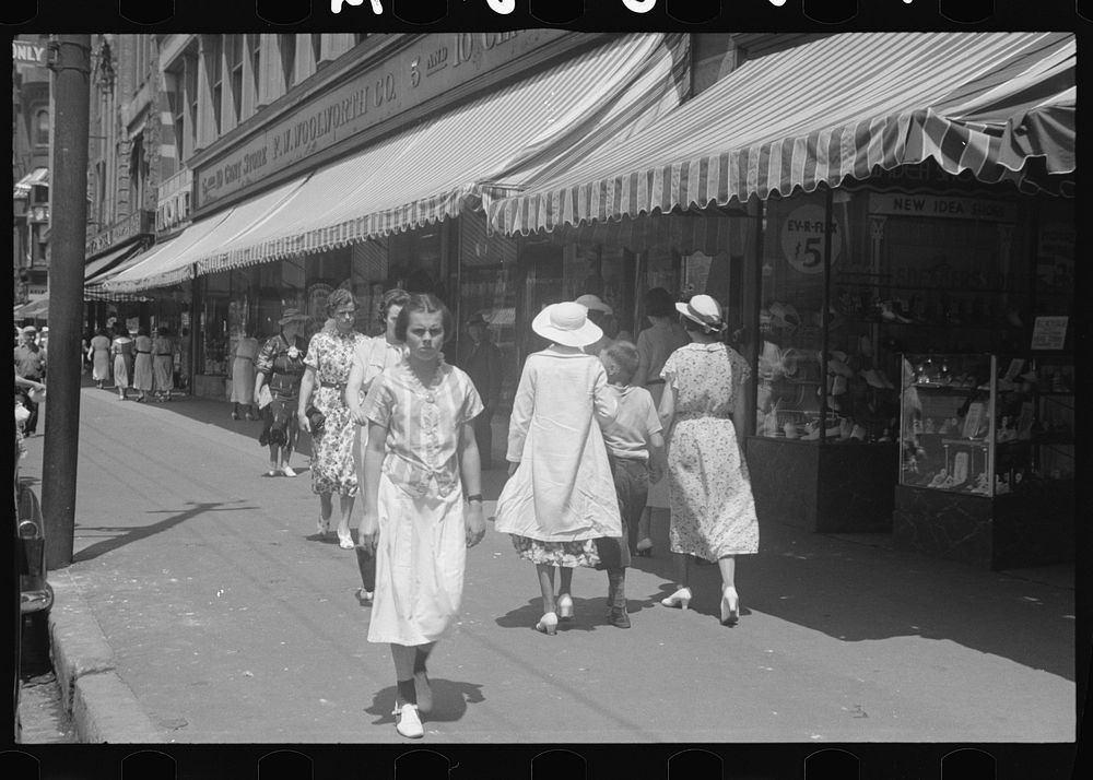 Street scene, Manchester, New Hampshire. Sourced from the Library of Congress.