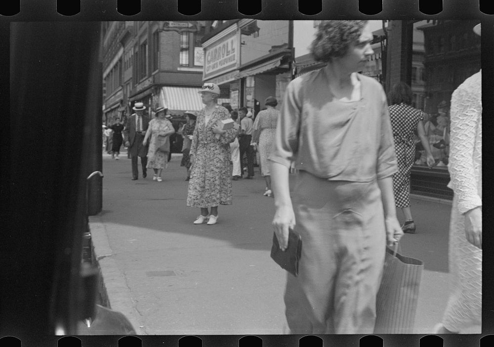 [Untitled photo, possibly related to: Street scene, Manchester, New Hampshire]. Sourced from the Library of Congress.