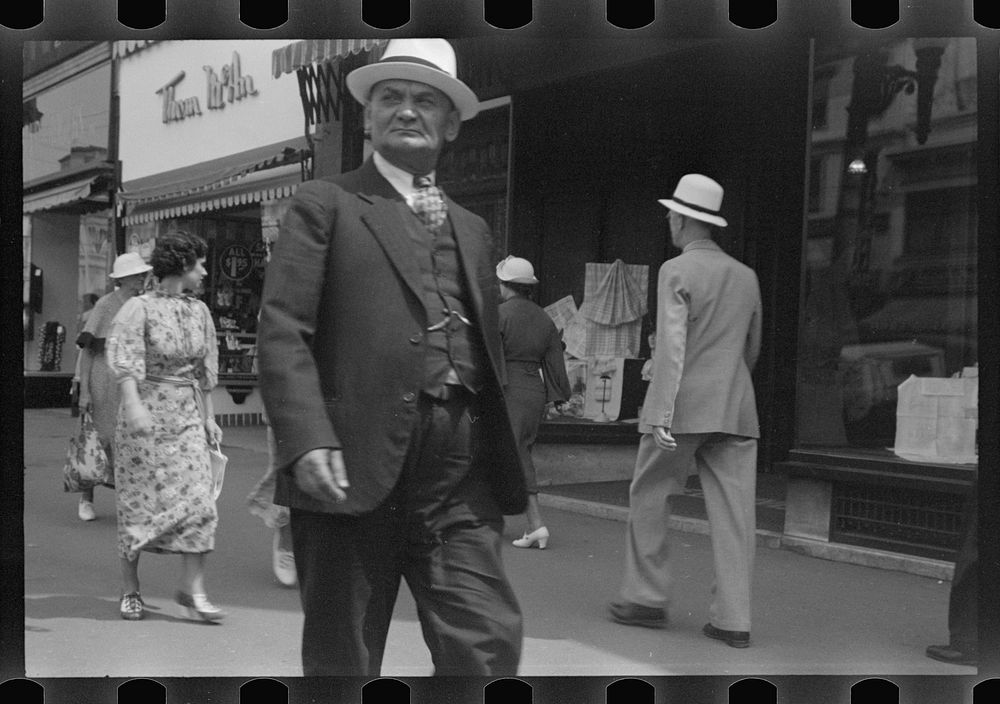 [Untitled photo, possibly related to: Street scene, Manchester, New Hampshire]. Sourced from the Library of Congress.
