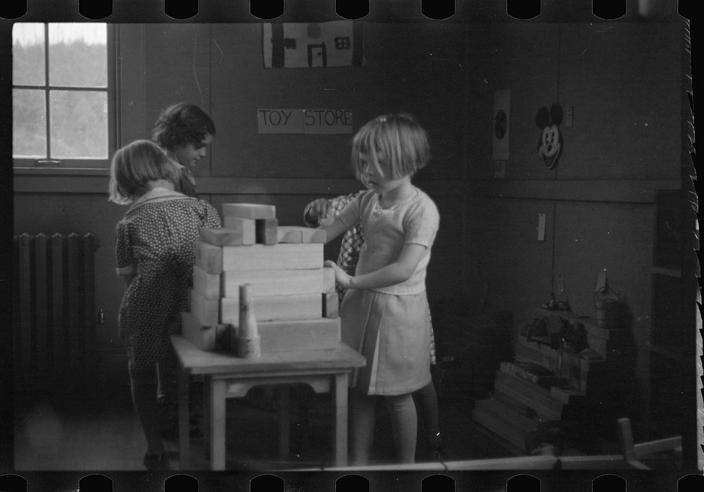 [Untitled photo, possibly related to: Grade school children in period of free activity at Reedsville, West Virginia].…