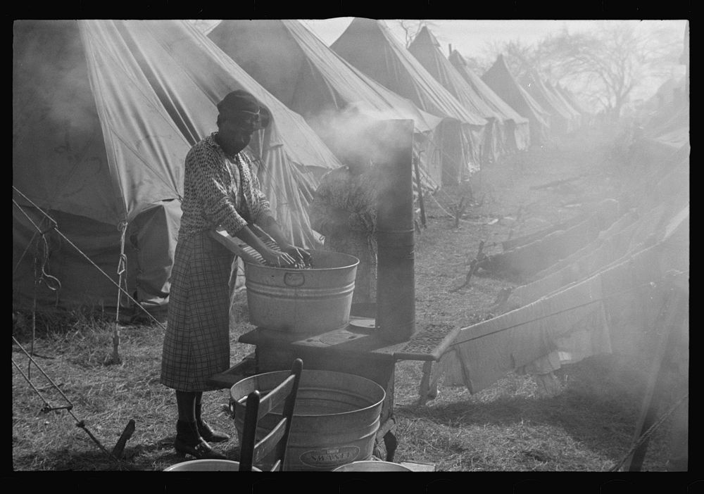  flood refugee washing clothes in the camp at Forrest City, Arkansas. Sourced from the Library of Congress.