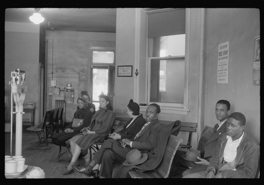 Waiting room at the municipal tuberculosis sanitarium, Chicago, Illinois. Sourced from the Library of Congress.