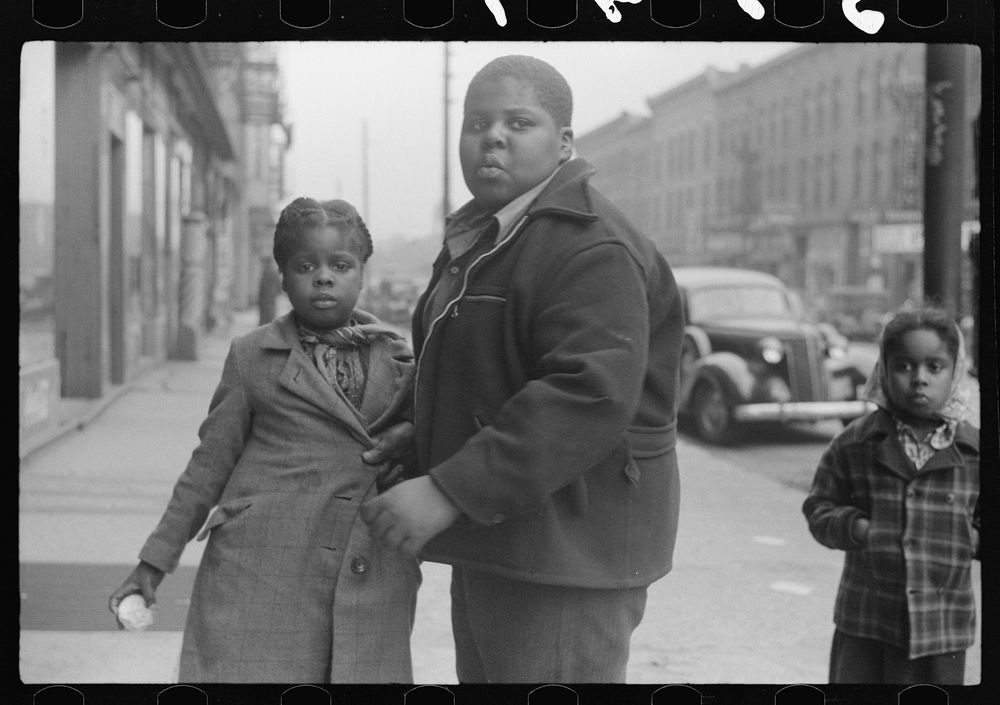  children on street, Chicago, Illinois. Sourced from the Library of Congress.