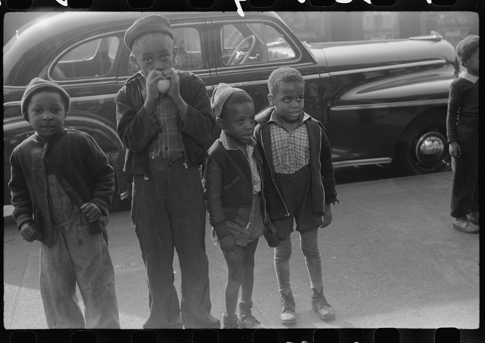 Children on the street, Chicago, Illinois. Sourced from the Library of Congress.