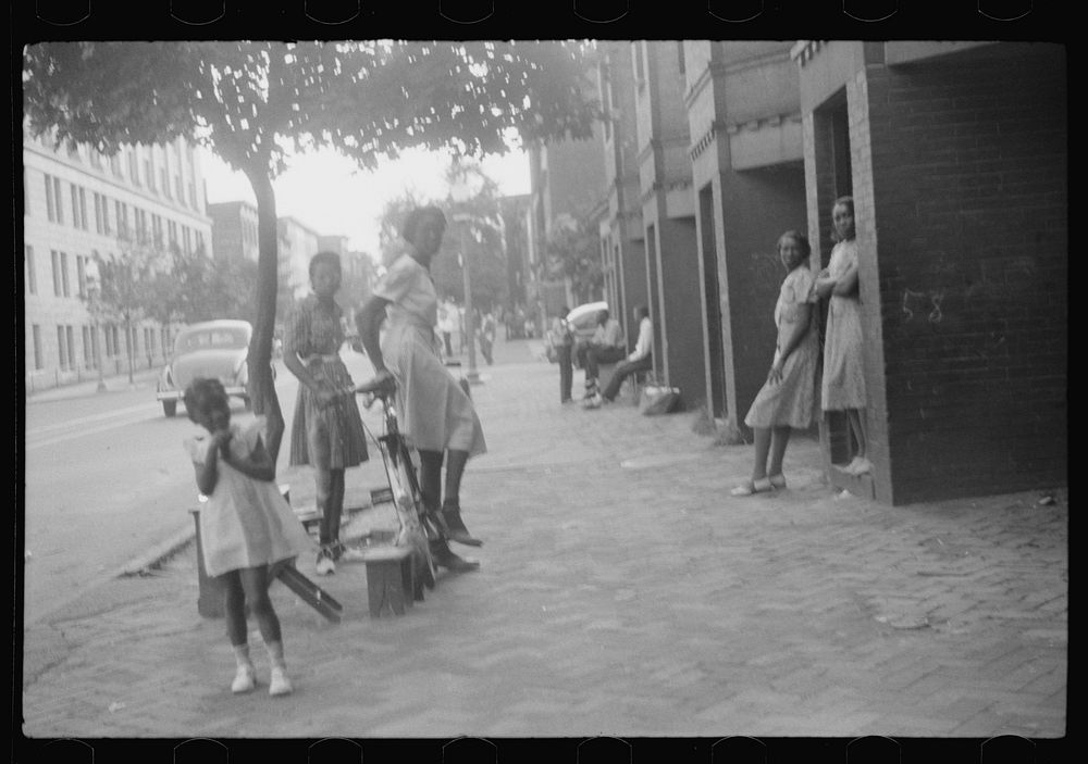 [Untitled photo, possibly related to: Street scene,  section, Washington, D.C.]. Sourced from the Library of Congress.