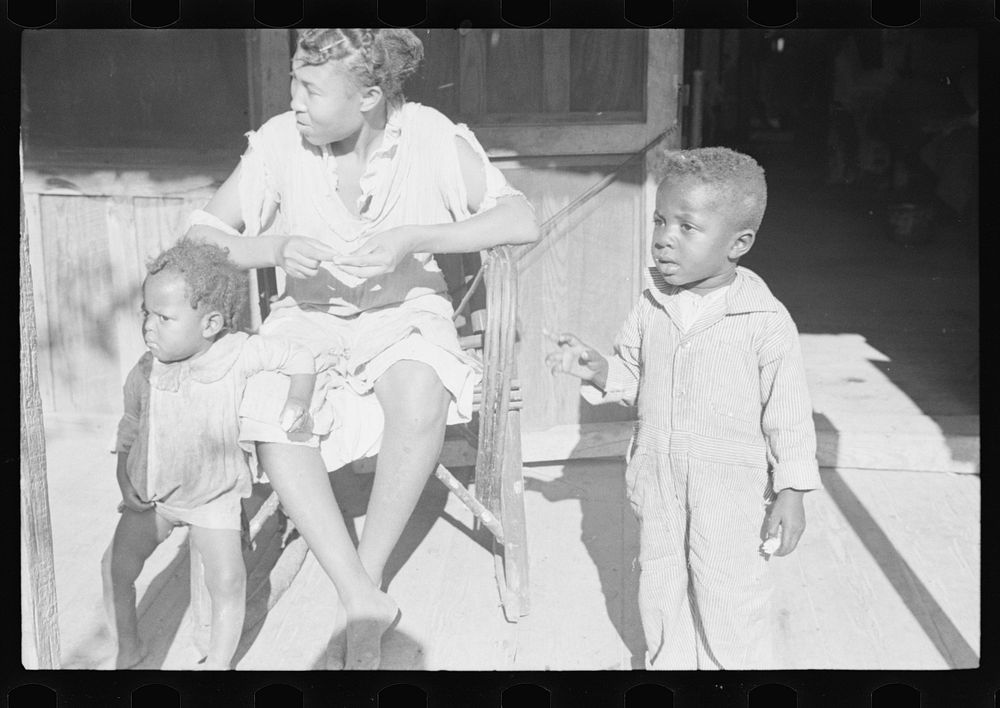 Family of  sharecropper, Little Rock, Arkansas. Sourced from the Library of Congress.