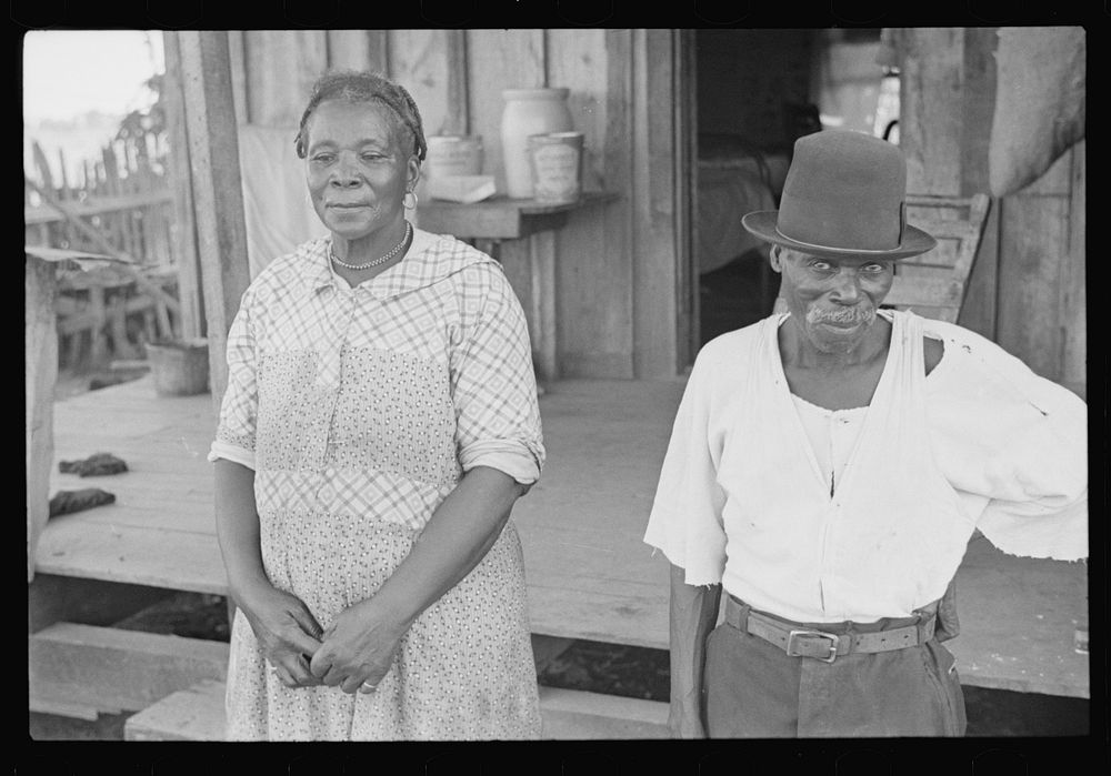  sharecropper and his wife, Pulaski County, Arkansas. Sourced from the Library of Congress.