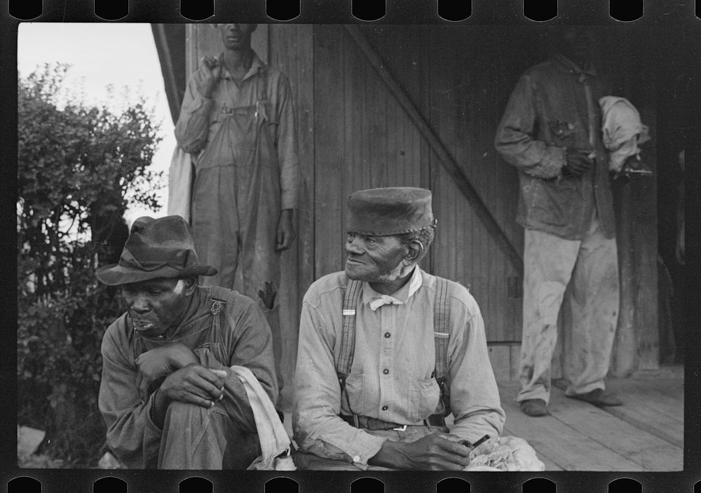 Cotton pickers at 6:30 a.m., Alexander plantation, Pulaski County, Arkansas. Sourced from the Library of Congress.