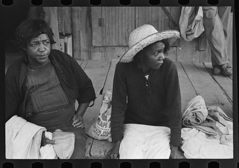 Cotton pickers ready for day's work, 6:30 a.m., Pulaski County, Arkansas. Sourced from the Library of Congress.