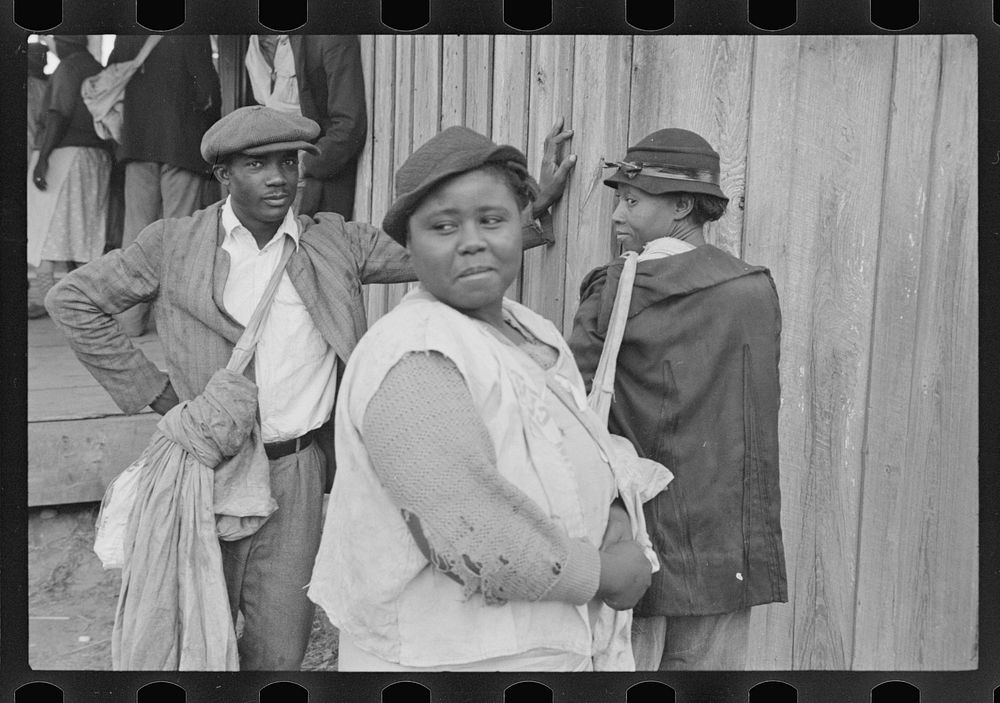 Cotton pickers, 6:30 a.m., Alexander plantation, Pulaski County, Arkansas. Sourced from the Library of Congress.