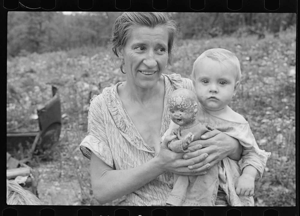 Wife and child of sharecropper, Arkansas. Sourced from the Library of Congress.