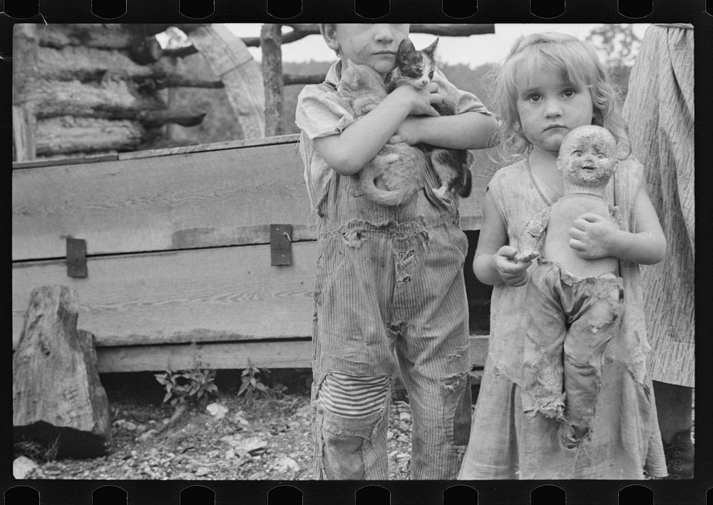 Children of destitute Ozark mountaineer, Arkansas. Sourced from the Library of Congress.