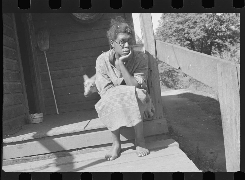 Waiting for relief agent, Scotts Run, West Virginia. Sourced from the Library of Congress.