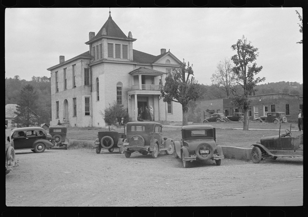 County courthouse in Maynardville, Tennessee. Sourced from the Library of Congress.