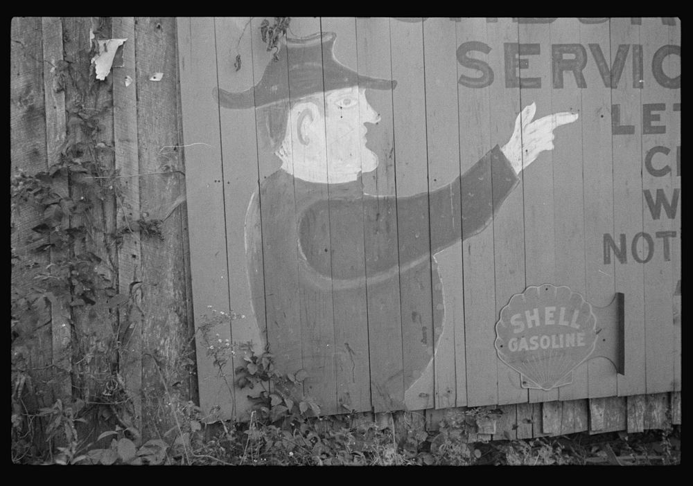 Middlesboro, Kentucky. A billboard advertisement for a gasoline service station. Sourced from the Library of Congress.