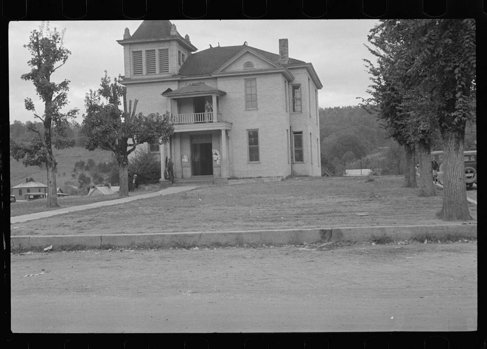 [Untitled photo, possibly related to: County courthouse in Maynardville, Tennessee]. Sourced from the Library of Congress.