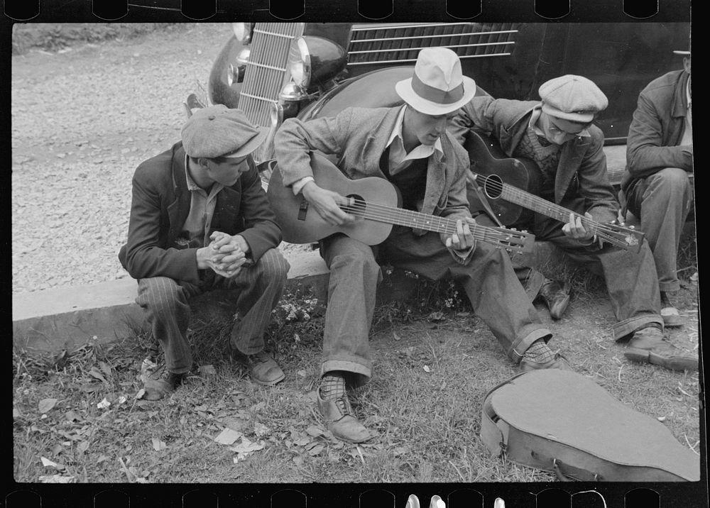 Street musicians, Maynardville, Tennessee. Sourced from the Library of Congress.