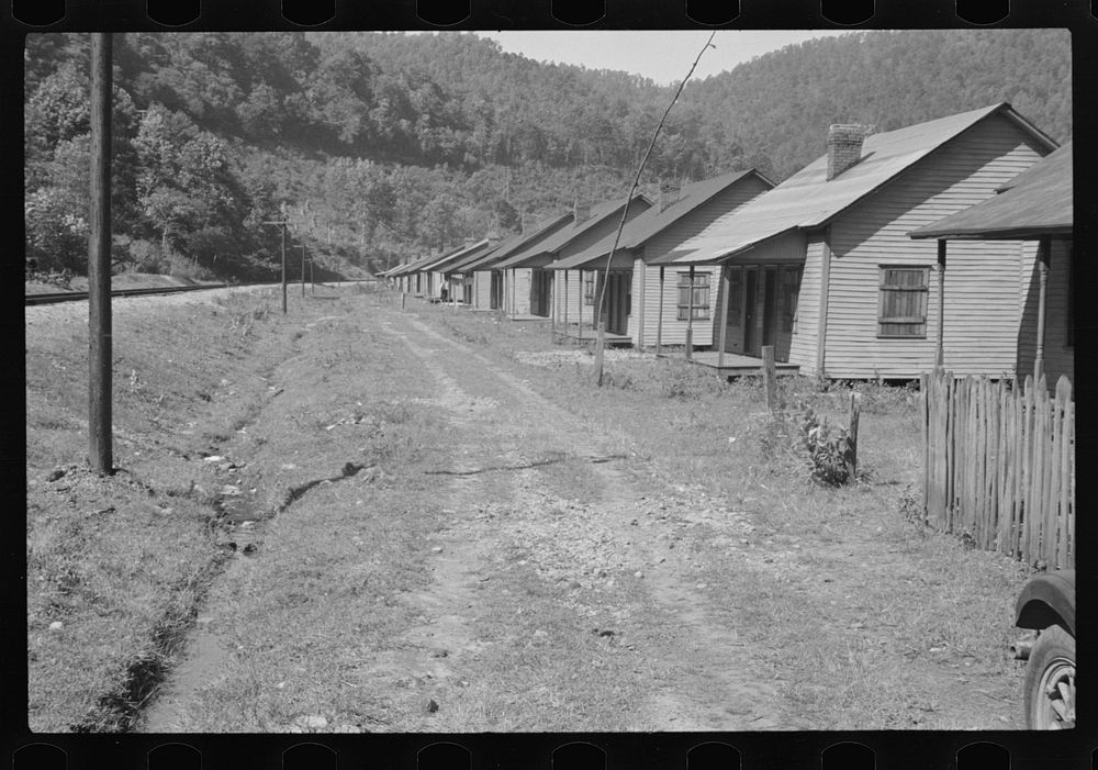 Abandoned houses, Dobra, West Virginia. Sourced from the Library of Congress.