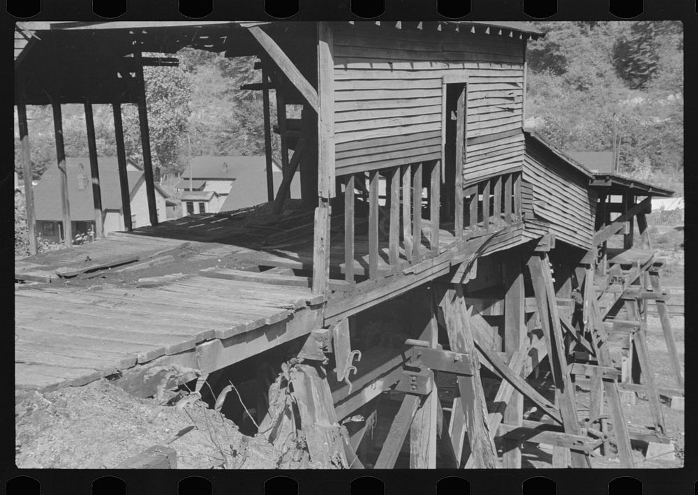 Abandoned mine, Dobra, West Virginia. Sourced from the Library of Congress.