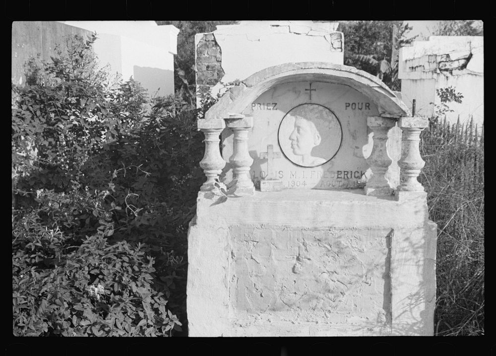 Cemetery at Pointe a la Hache, Louisiana. Sourced from the Library of Congress.