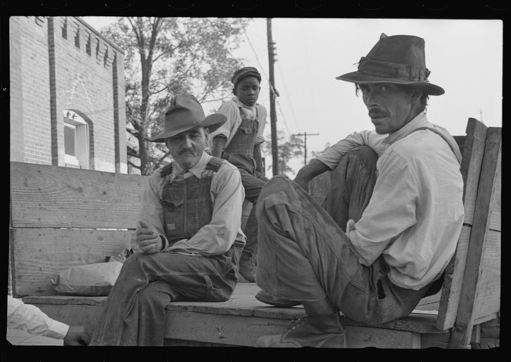 [Untitled photo, possibly related to: Strawberry growers, Hammond, Louisiana]. Sourced from the Library of Congress.