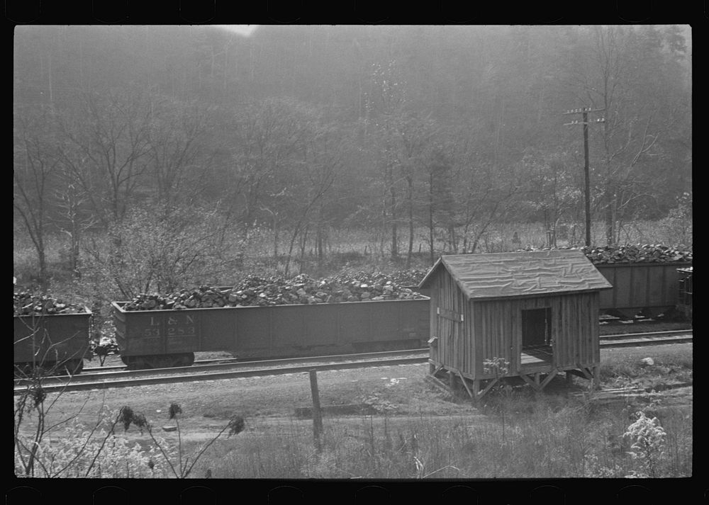 [Untitled photo, possibly related to: Loading coal, Jenkins, Kentucky]. Sourced from the Library of Congress.