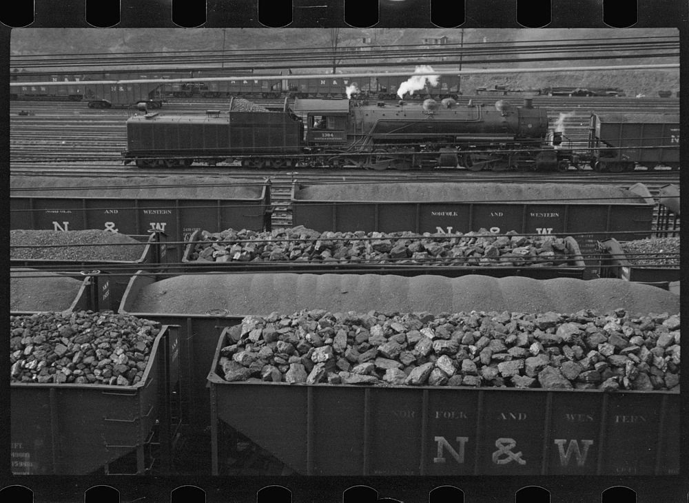 Railroad yards at Williamson, West Virginia. Sourced from the Library of Congress.