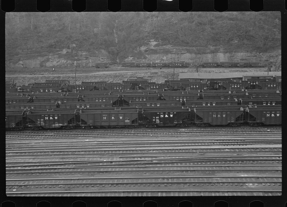 [Untitled photo, possibly related to: Railroad yard at Williamson, West Virginia]. Sourced from the Library of Congress.