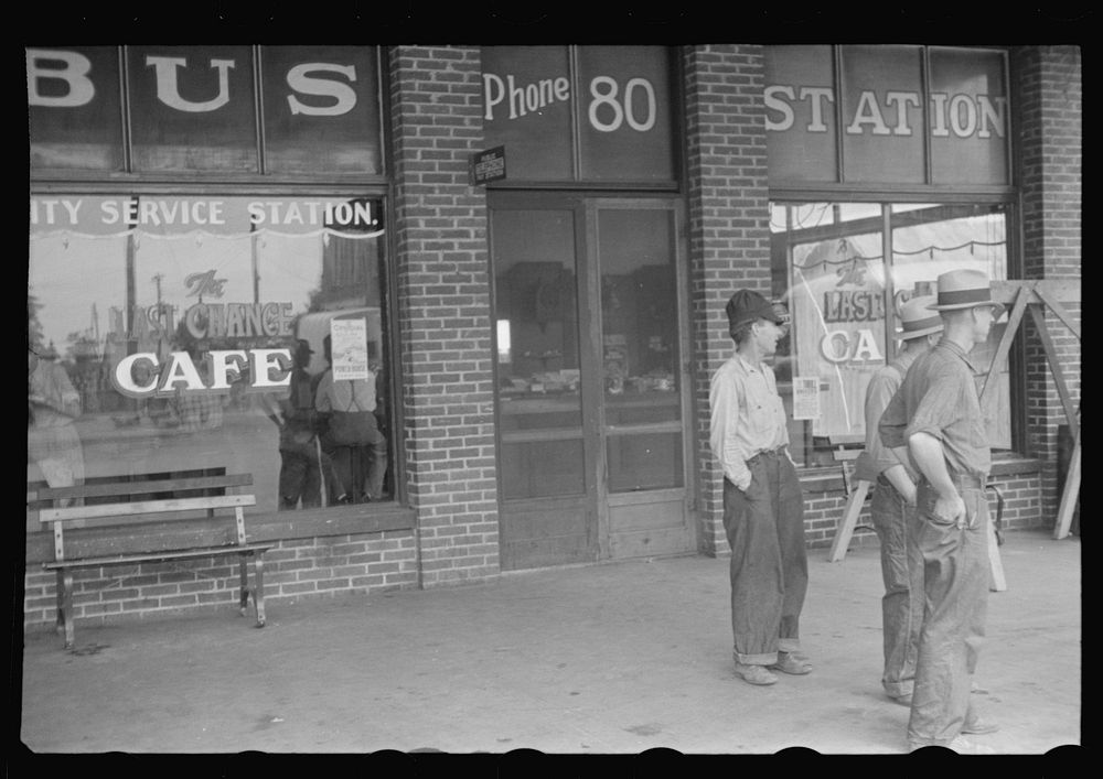 Bus station, Crossville, Tennessee. Sourced from the Library of Congress.