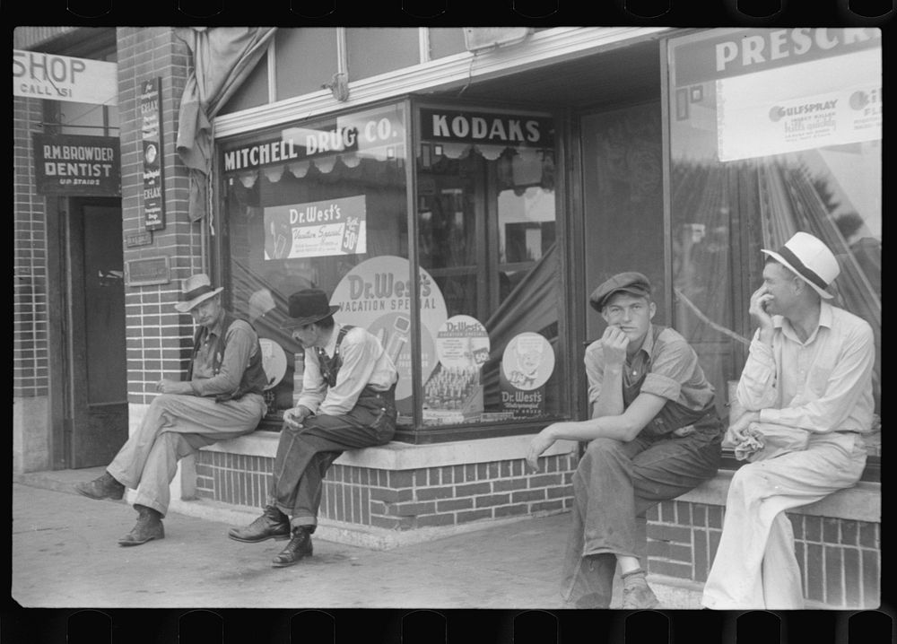 Men loafing, Crossville, Tennessee. Sourced from the Library of Congress.