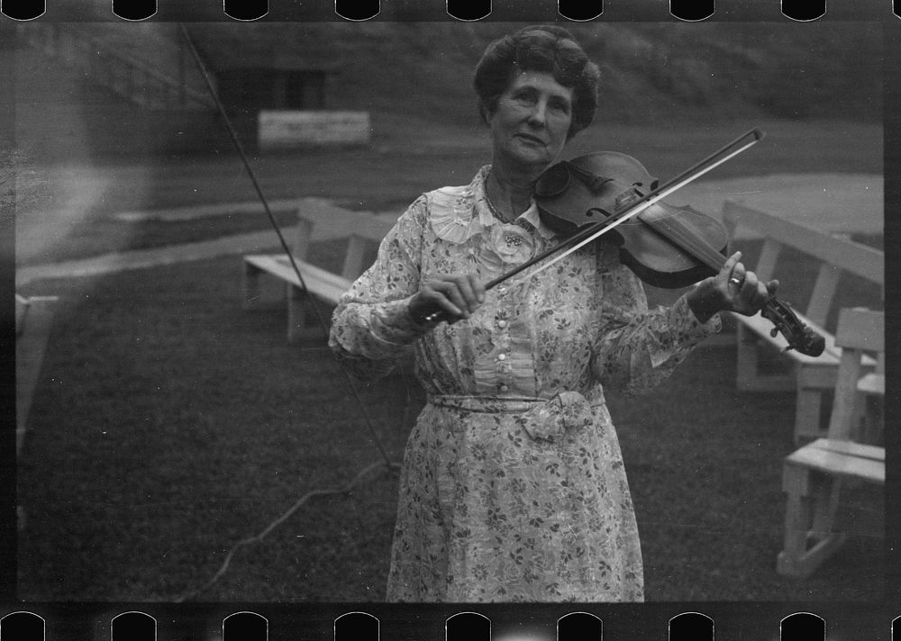 [Untitled photo, possibly related to: Aunt Samantha Baumgarner [i.e. Bumgarner], fiddler, banjoist, guitarist, North…