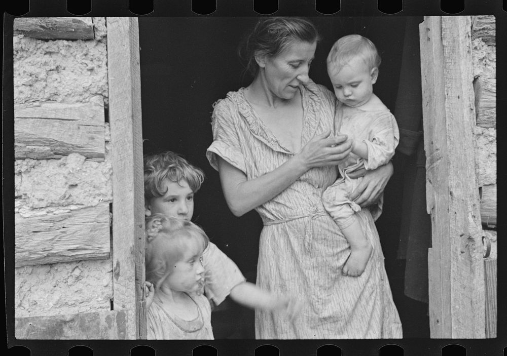 Wife and children of sharecropper. Sourced from the Library of Congress.