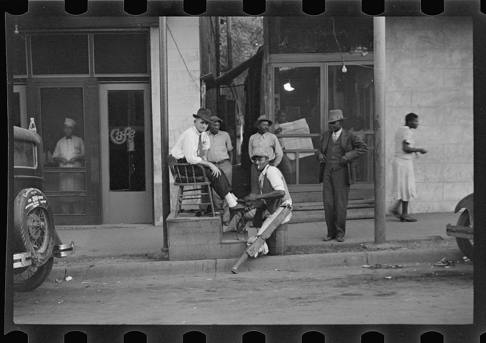 [Untitled photo, possibly related to: Scene in Natchez, Mississippi]. Sourced from the Library of Congress.