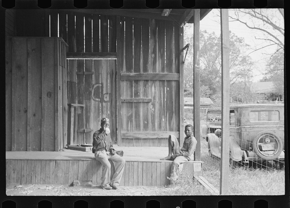 [Untitled photo, possibly related to: Homeless children, Natchez, Mississippi]. Sourced from the Library of Congress.