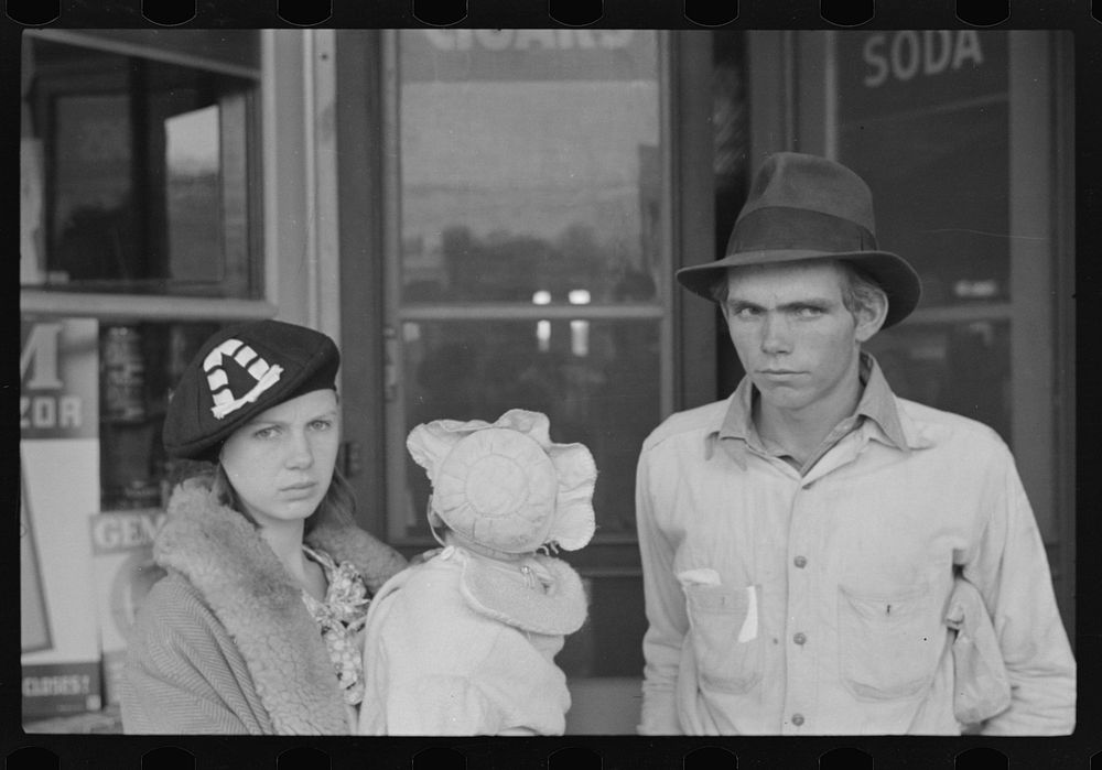 Scene in Smithland, Kentucky, man, woman, and child. Sourced from the Library of Congress.