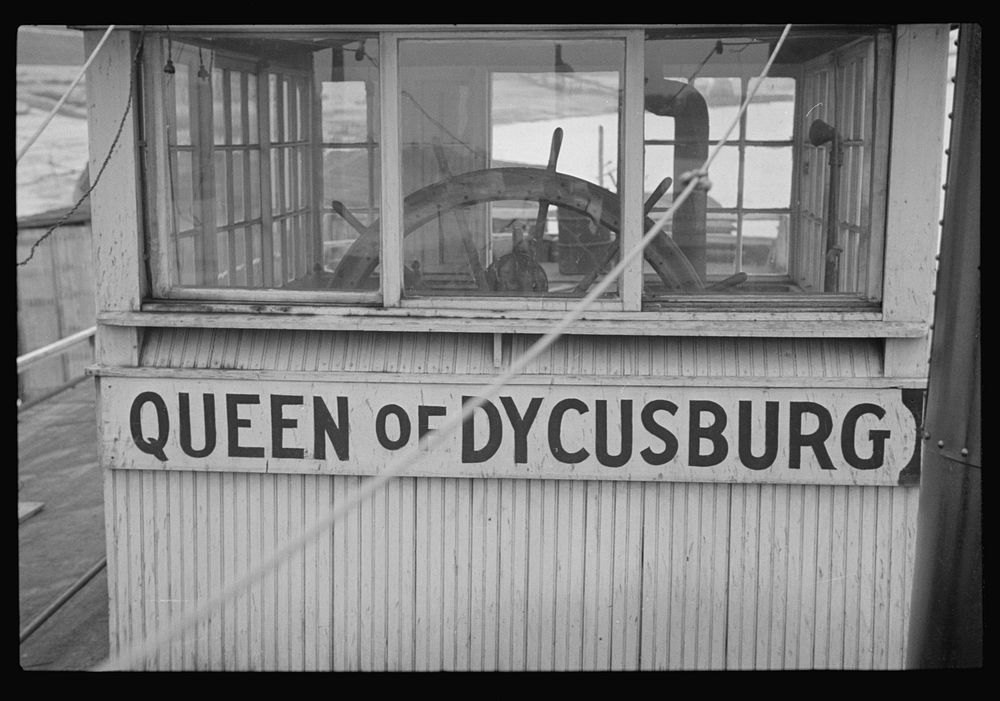 One of the few remaining Mississippi River boats, the "Queen of Dycusburg". Sourced from the Library of Congress.