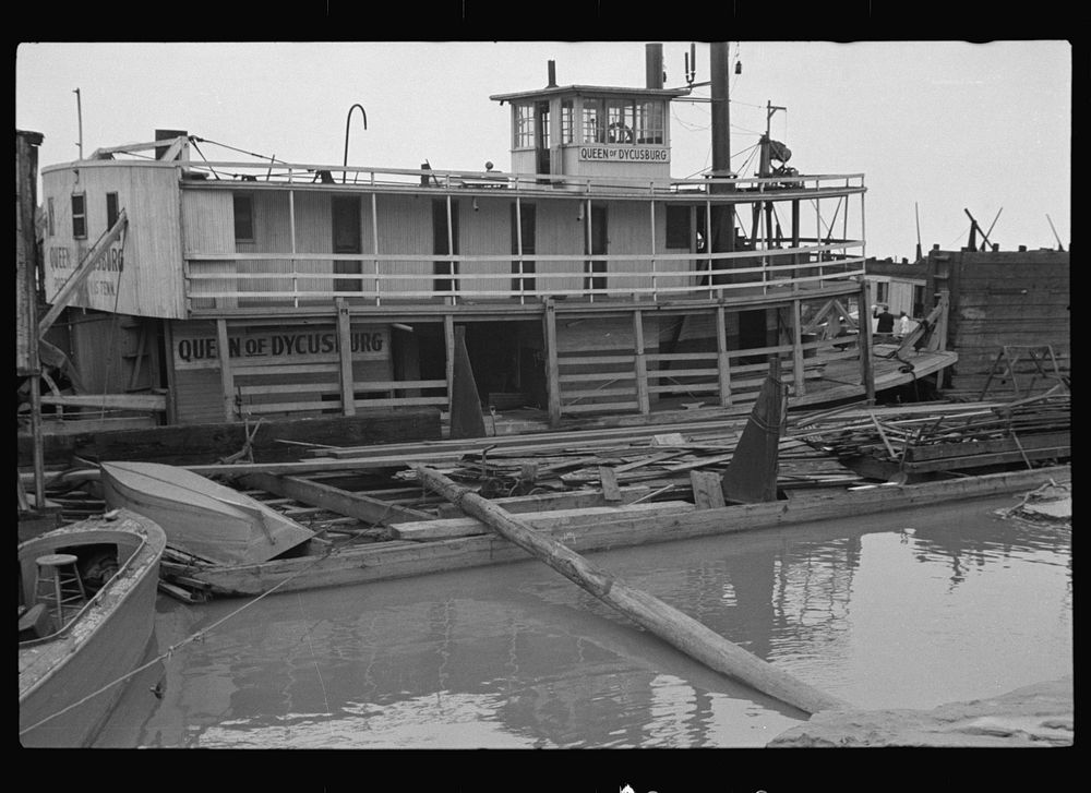 One of the few remaining old Mississippi River boats, Memphis, Tennessee. Sourced from the Library of Congress.