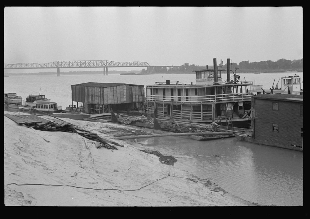 The Queen of Dycusburg, old river boat docked at Memphis, Tennessee. Sourced from the Library of Congress.