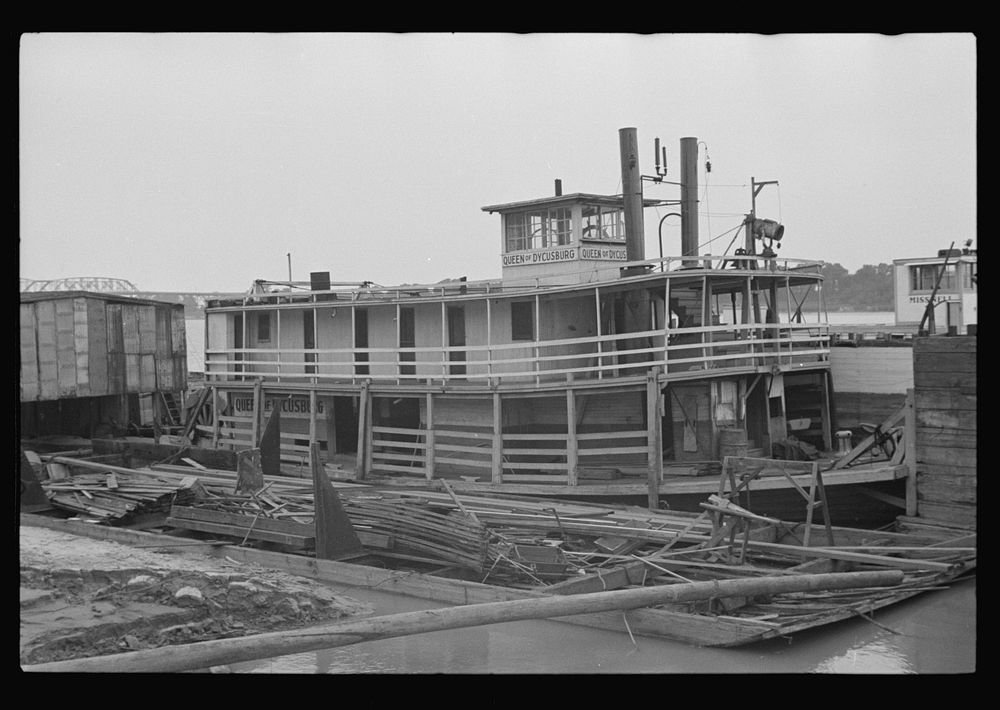 Old river boat, Memphis, Tennessee. Sourced from the Library of Congress.